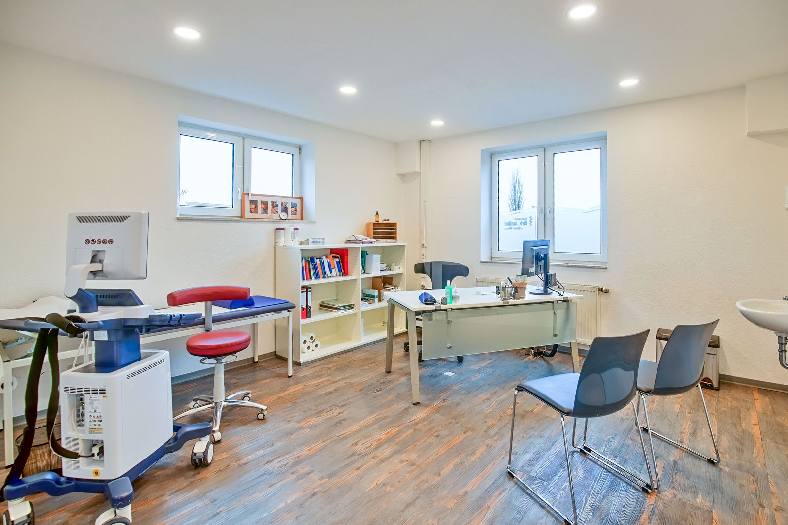 Behandlungsraum mit Ultraschallgerät und Liege in der Hausarztpraxis im Vital-Haus, Schortens