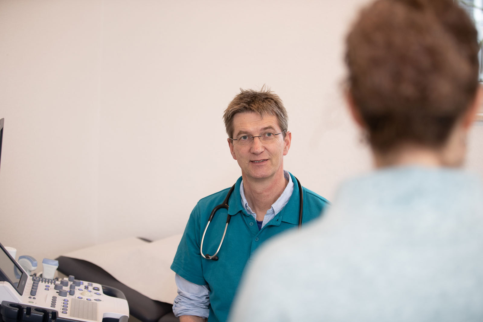 Dirk Janßen im Gespräch mit einer Patientin