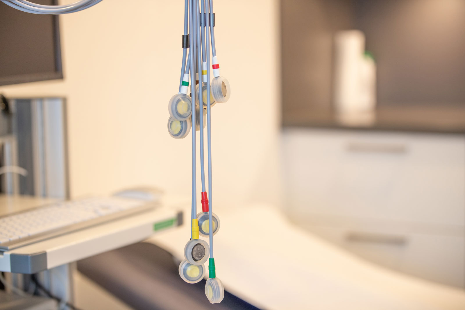 EKG-Elektroden im Untersuchungsraum der Hausarztpraxis im Vital-Haus in Schortens