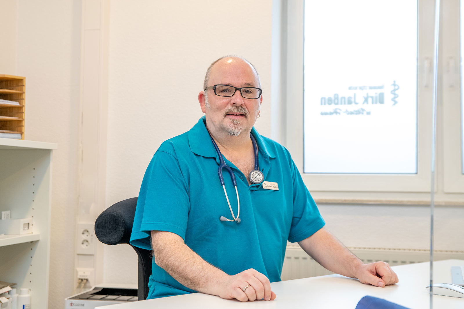 Hubert Becker am Schreibtisch im Sprechzimmer